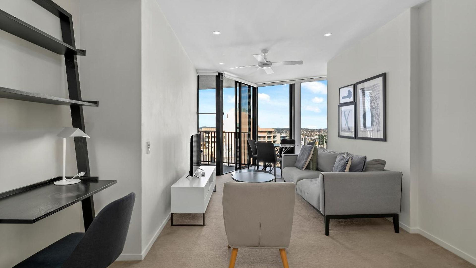 Center 1br With Views, Parking And 5 Star Rooftop Pool Apartment *