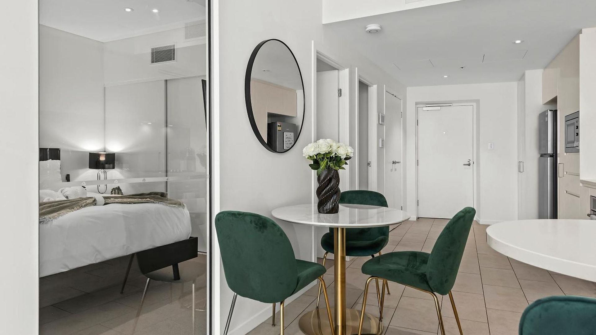 Sky - Cbd 2br With Stunning Views, Pool And Gym Apartment *