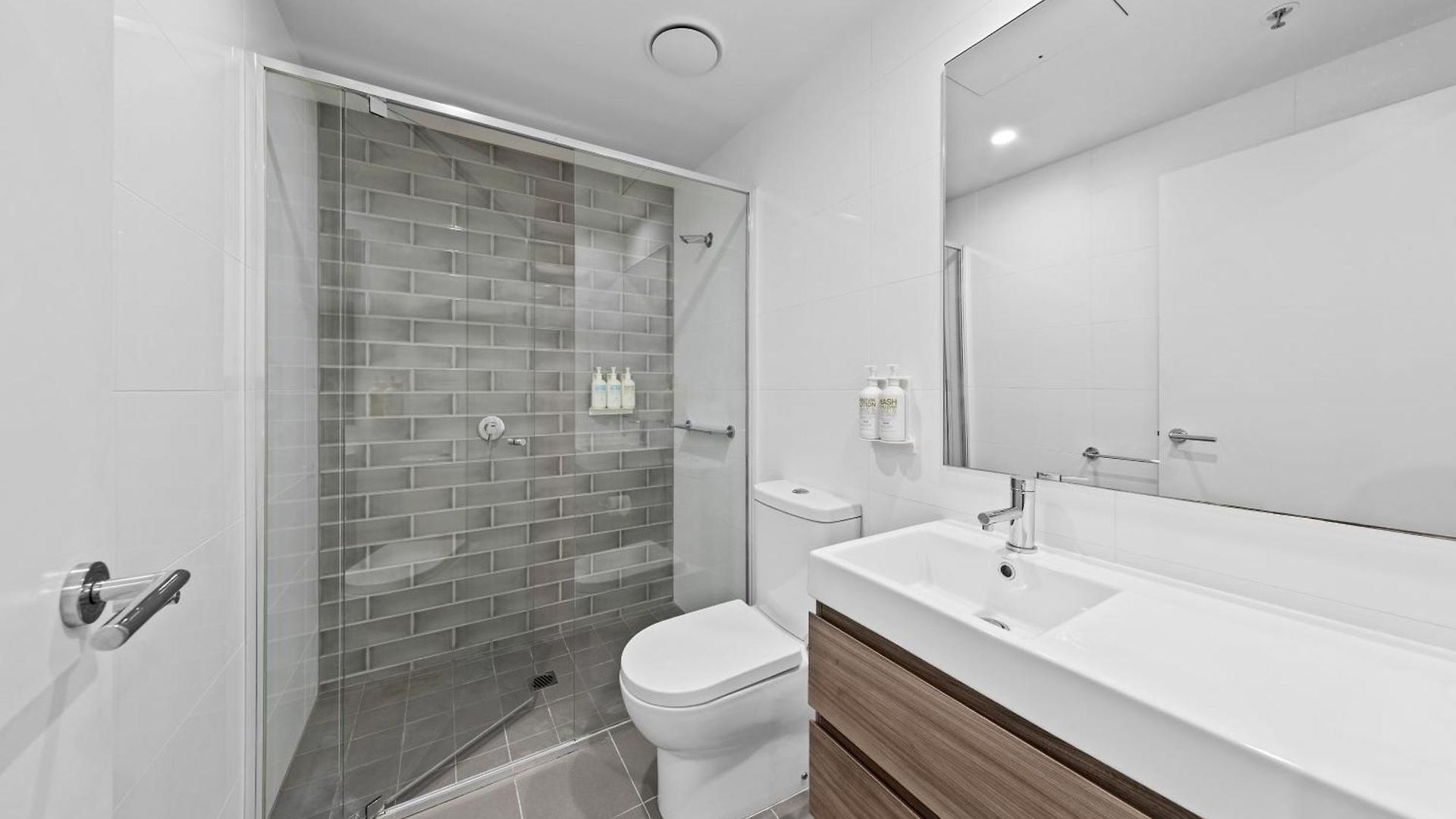 The Arthouse Nest Serene 1br Living