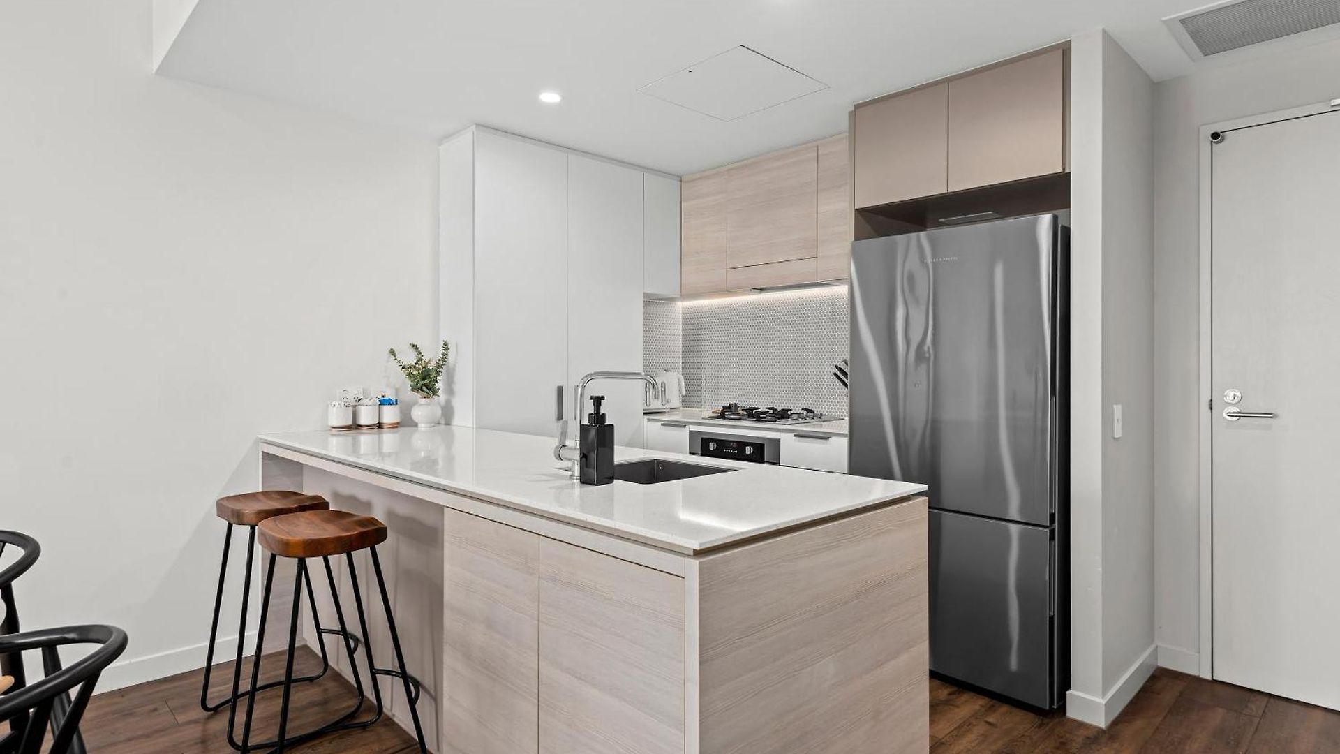Apartment Stunning & River Views With Parking & Pool *