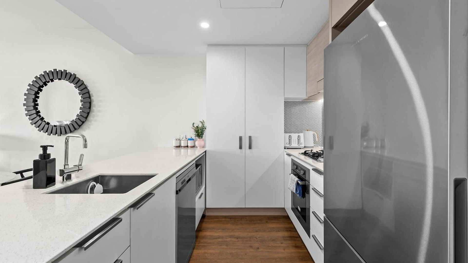 Stunning & River Views With Parking & Pool Apartment *