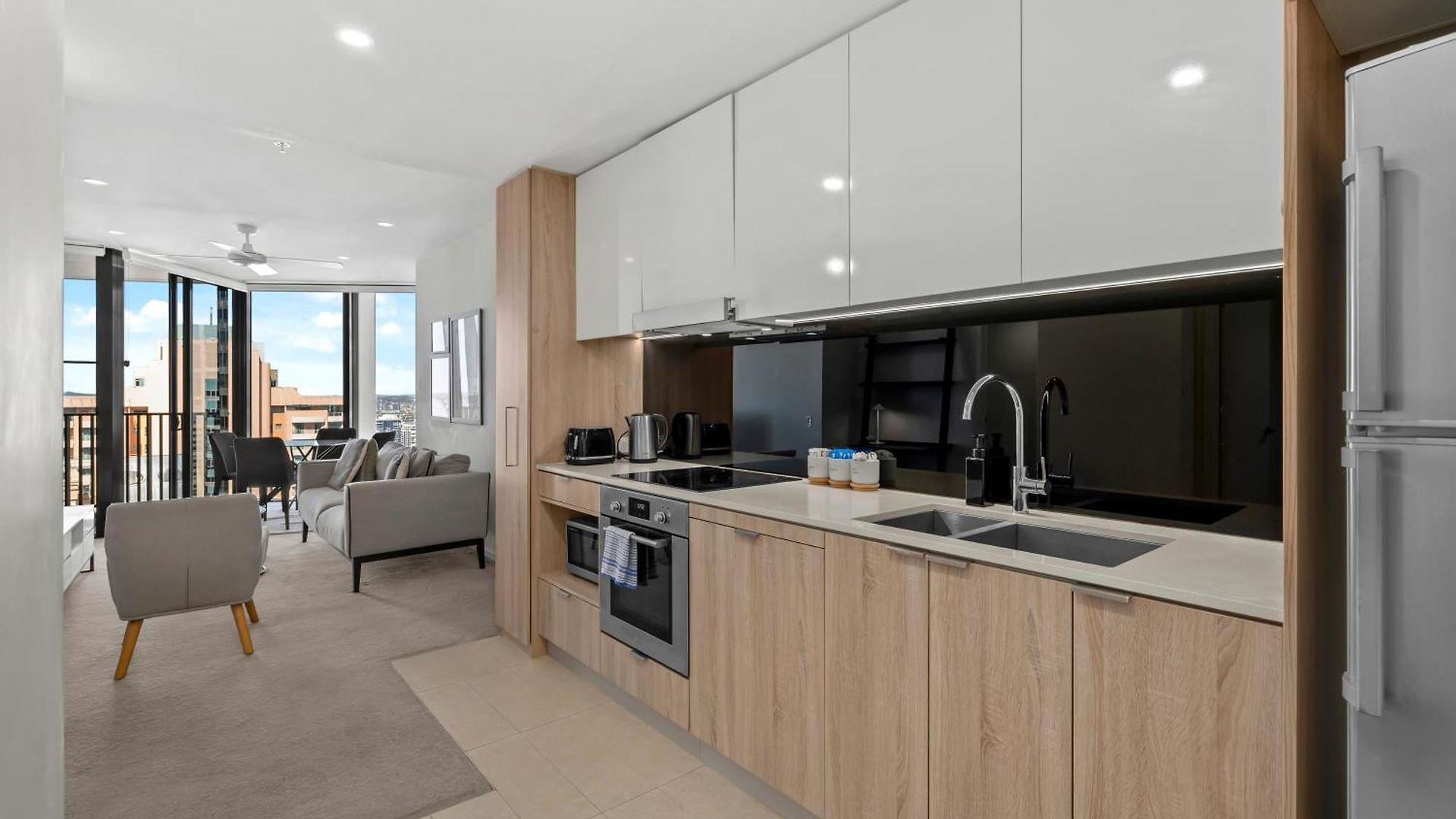 Center 1br With Views, Parking And 5 Star Rooftop Pool