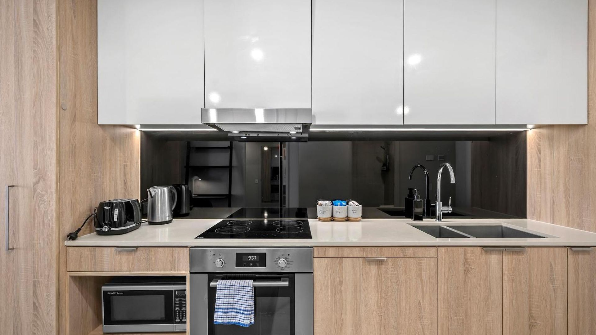 Apartment Center 1br With Views, Parking And 5 Star Rooftop Pool Brisbane