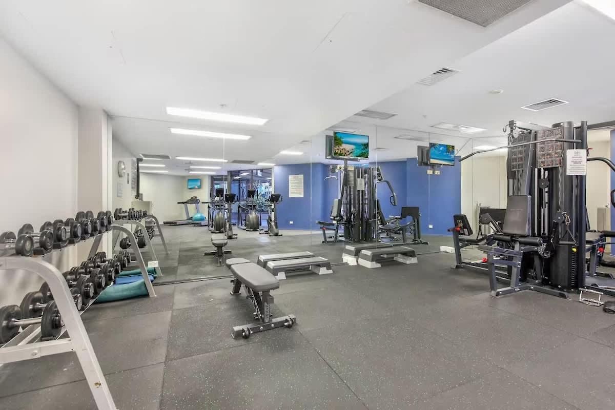 Modern 2br In Cbd Free Parking And Pool Apartment *