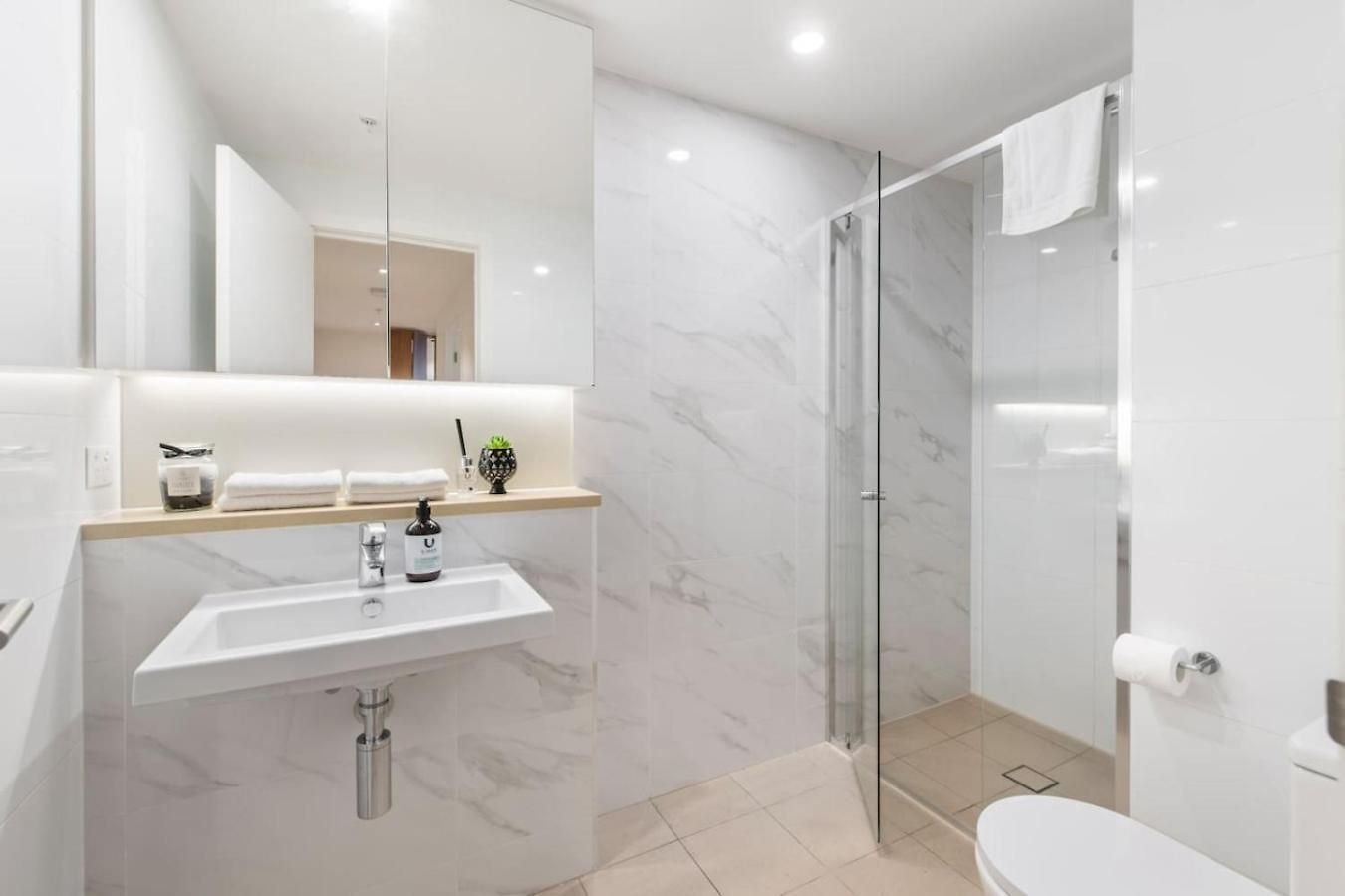 Sky Tower Elegance Balcony Gym Pool And Cbd Access