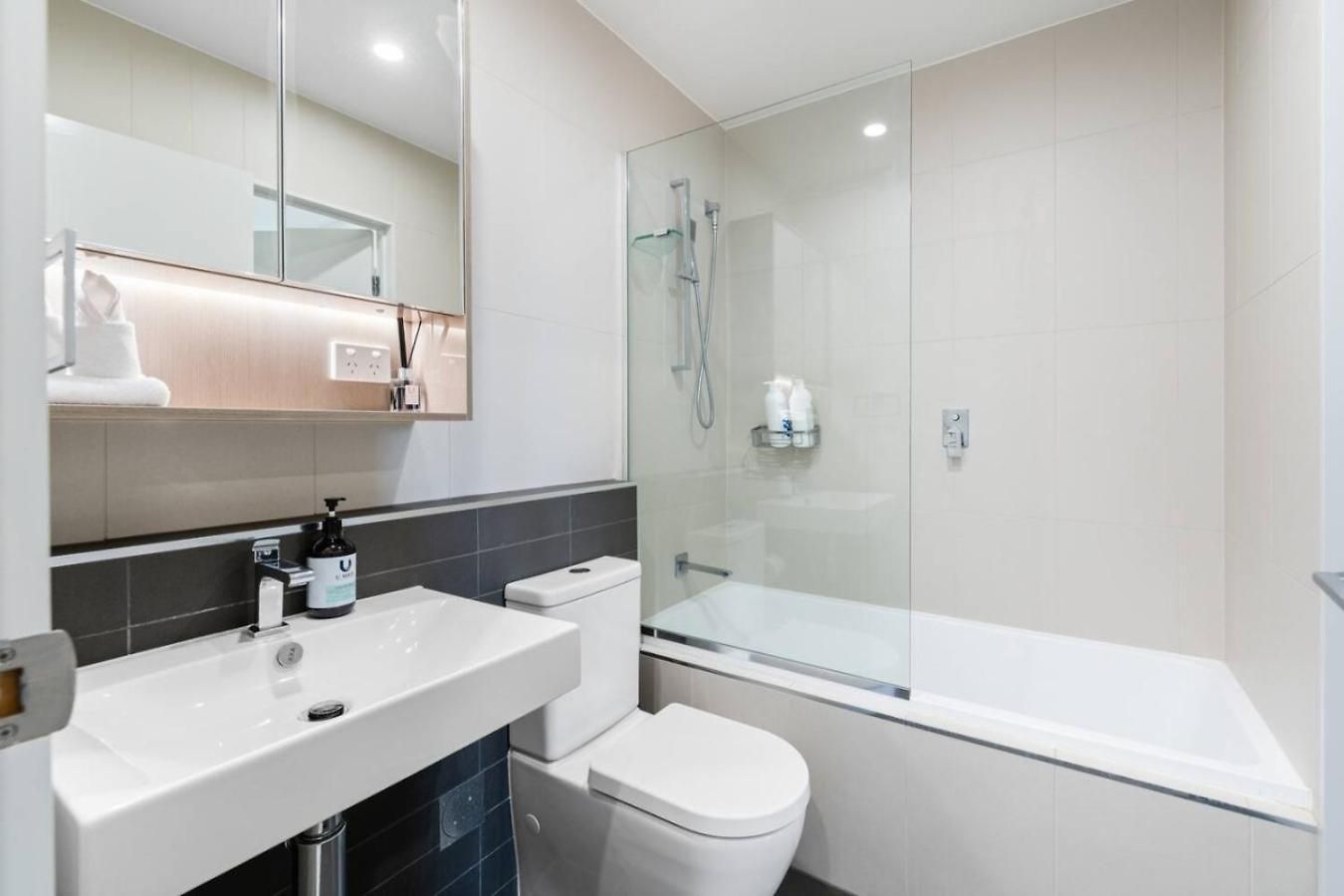 Apartment 2 Bedroom Balcony Close To Hotspots