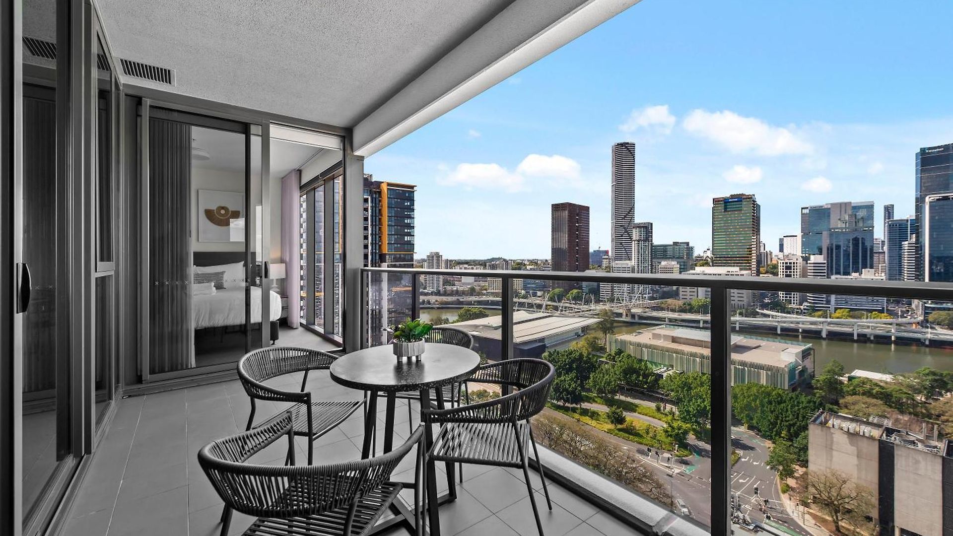 Stunning & River Views With Parking & Pool Apartment