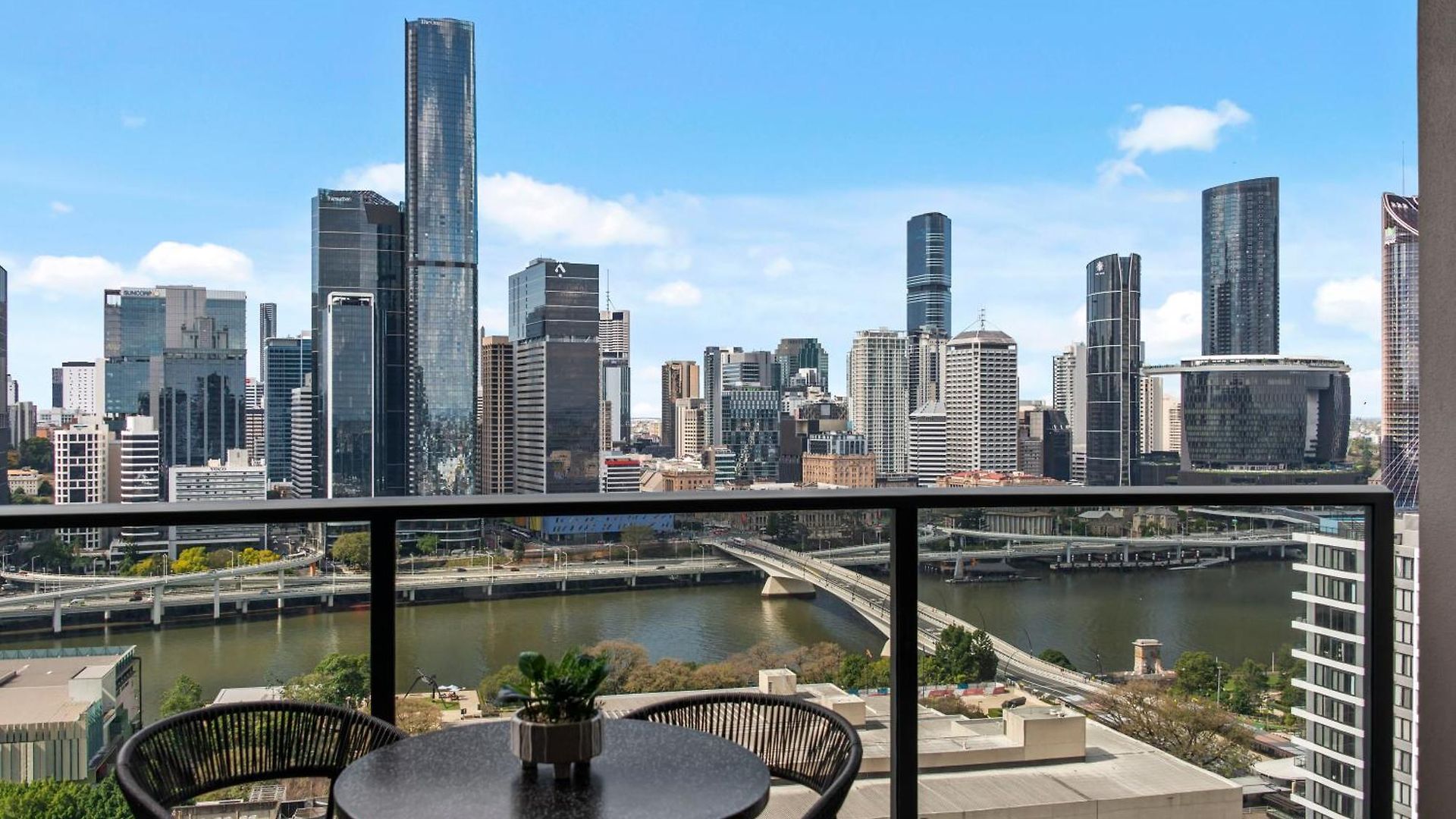 Apartment Stunning & River Views With Parking & Pool