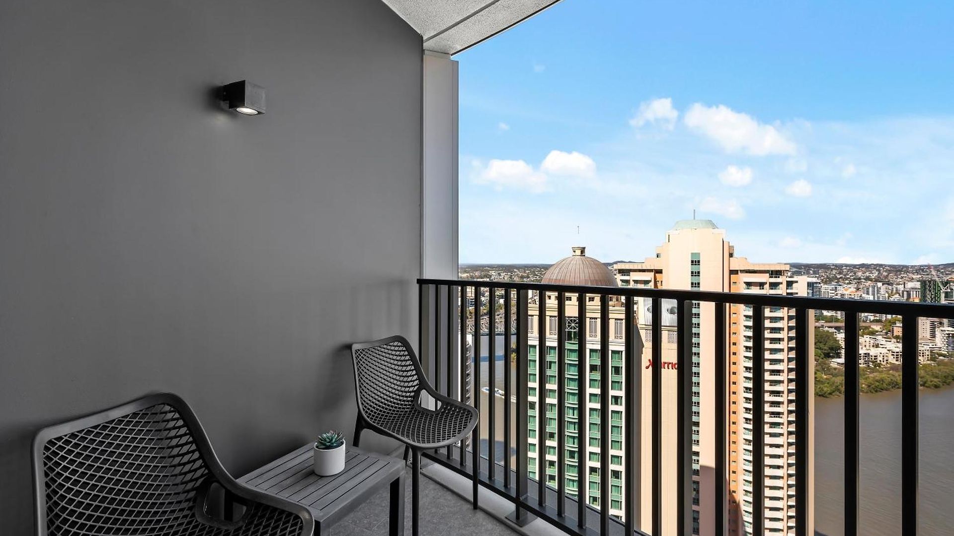Center 1br With Views, Parking And 5 Star Rooftop Pool
