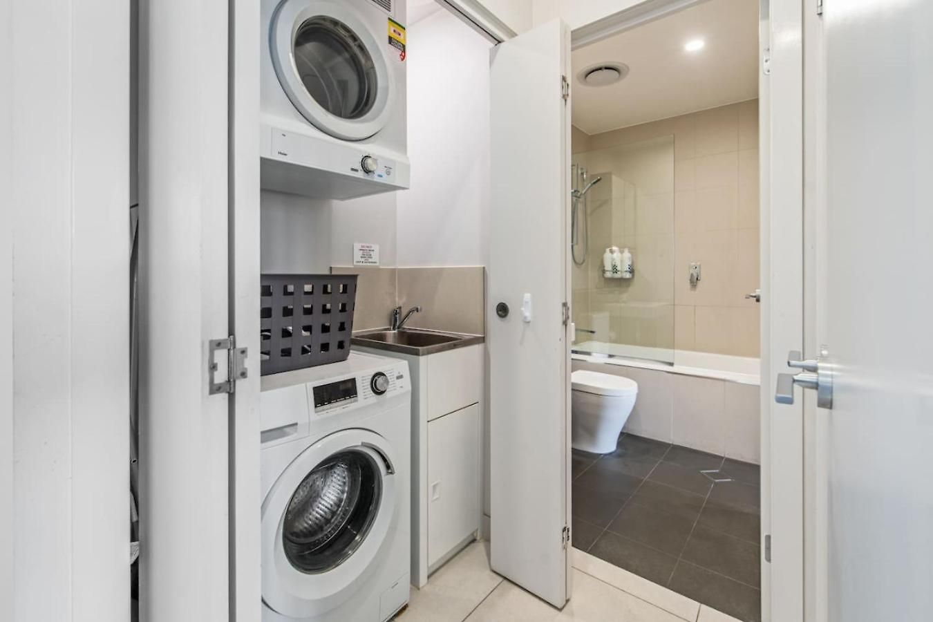 Stylish With Balcony Easy Access To Everywhere Apartment *