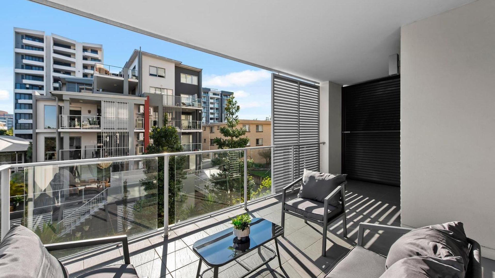 Apartment Bright And Stylish 2br With Spacious Balcony And Wifi *
