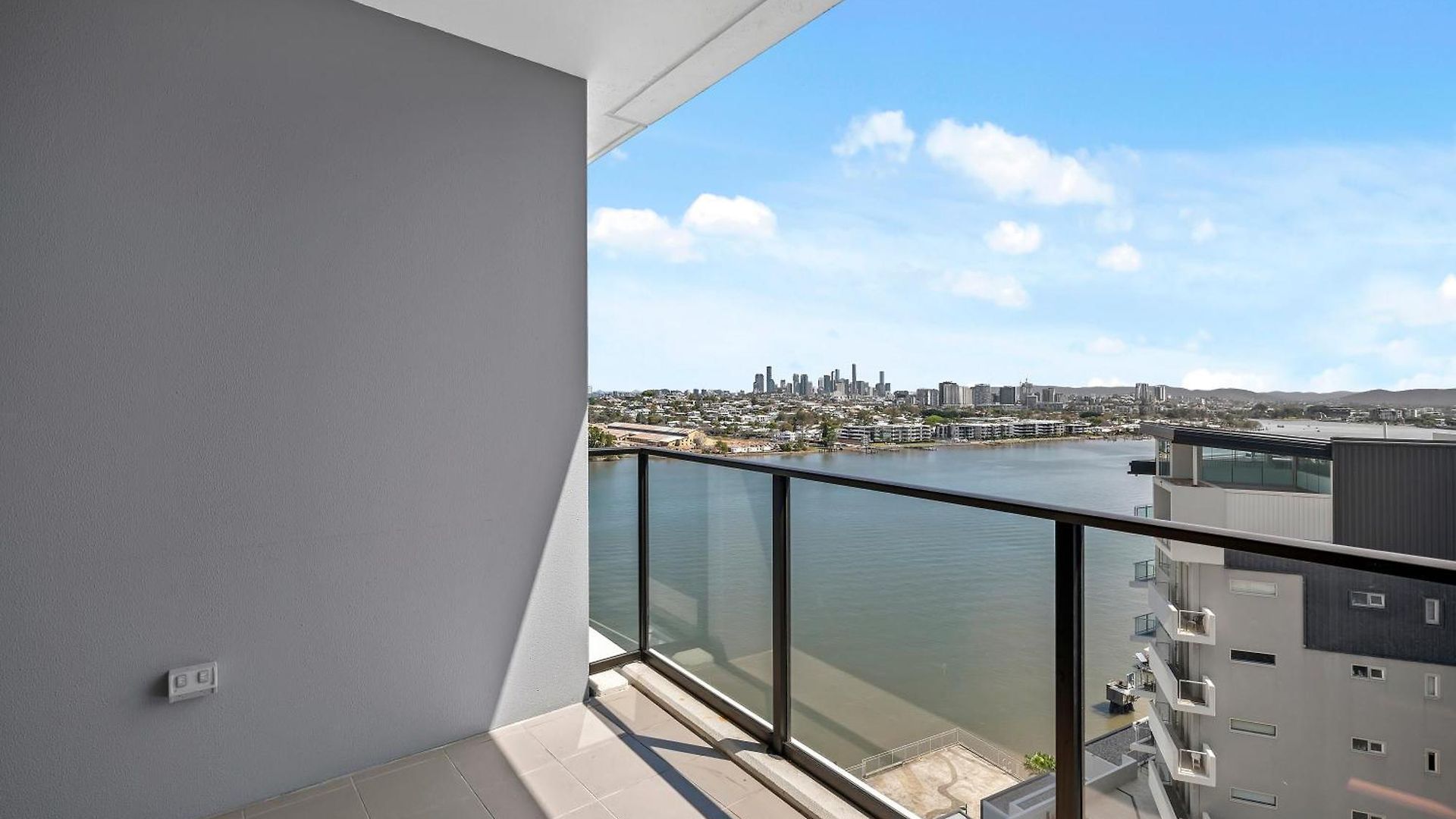 River View 1Br With Amazing Rooftop Pool & Parking *