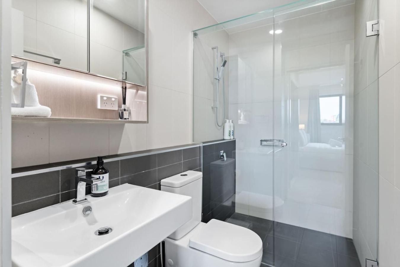 2 Bedroom Balcony Close To Hotspots Brisbane