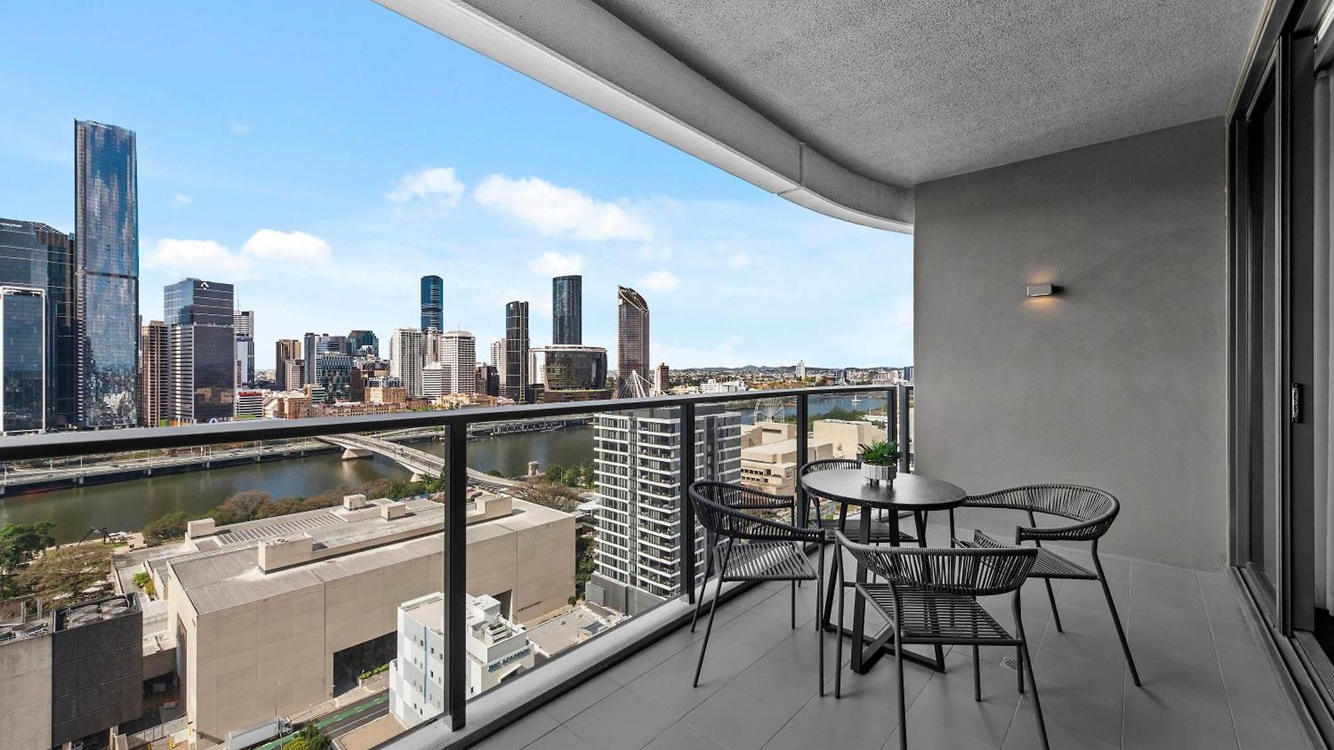 Apartment Stunning & River Views With Parking & Pool