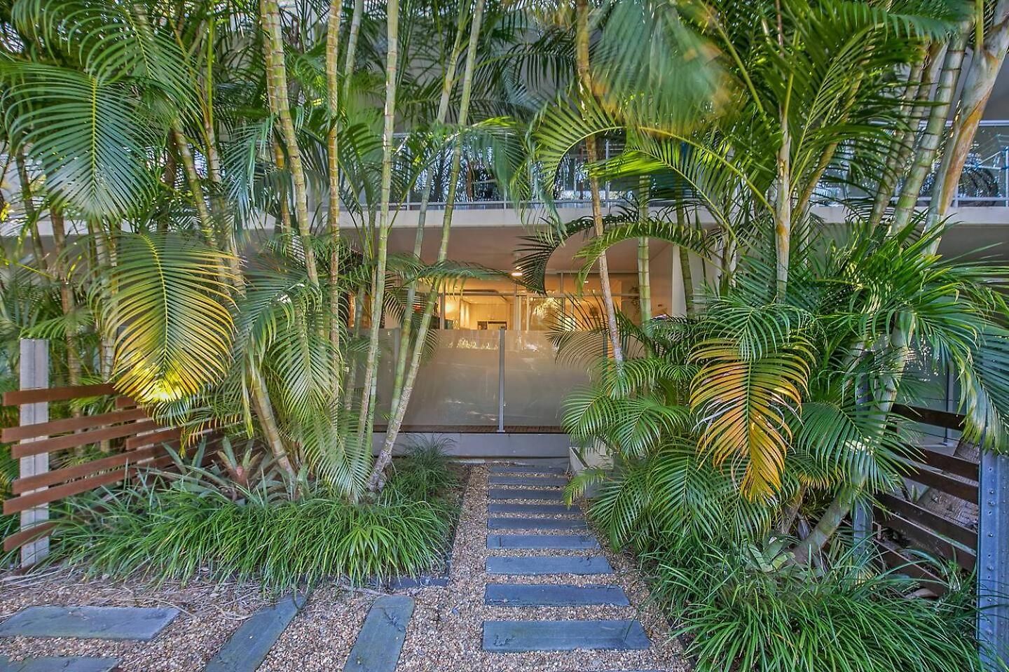 The Fish Bowl - Vibrant Riverside Escape With Pool *