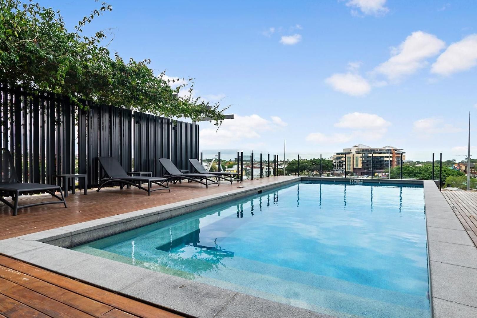 Riverside 1br With King Bed And Pool!