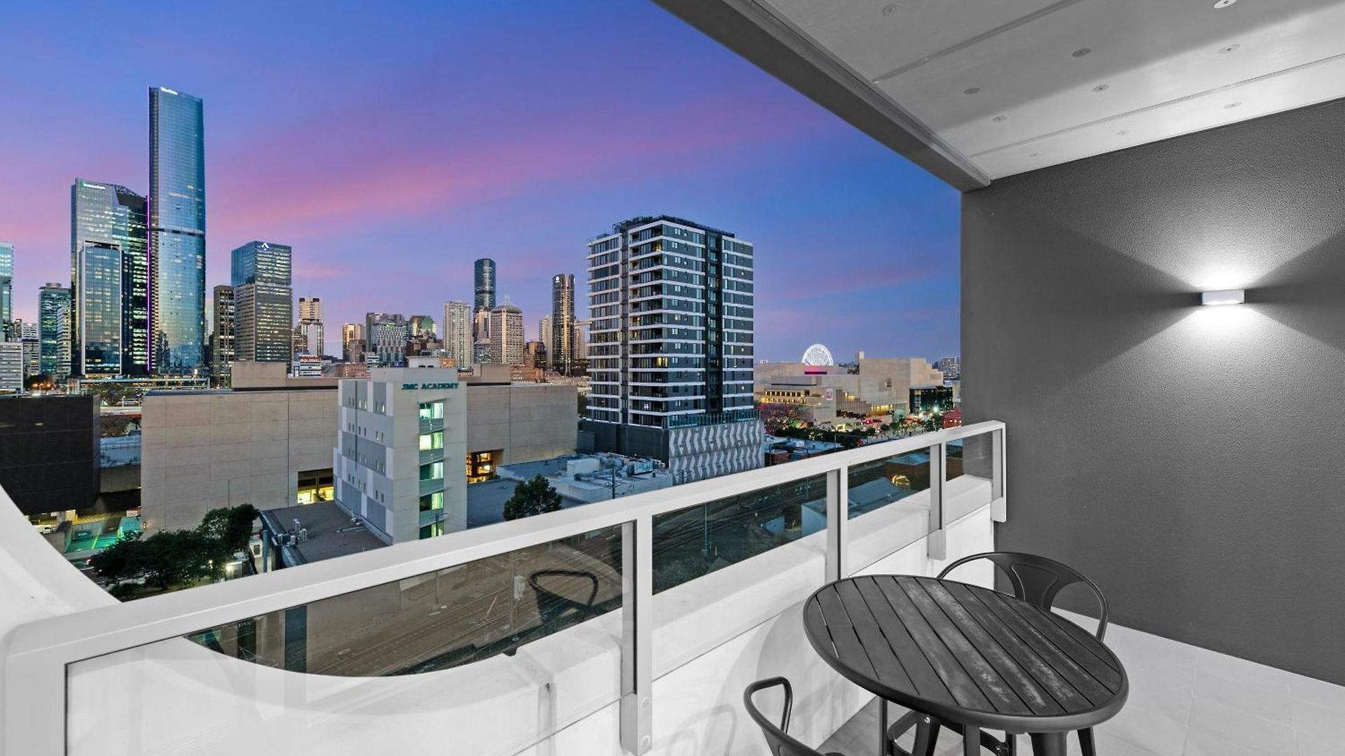 The Arthouse Nest Serene 1br Living Apartment Brisbane
