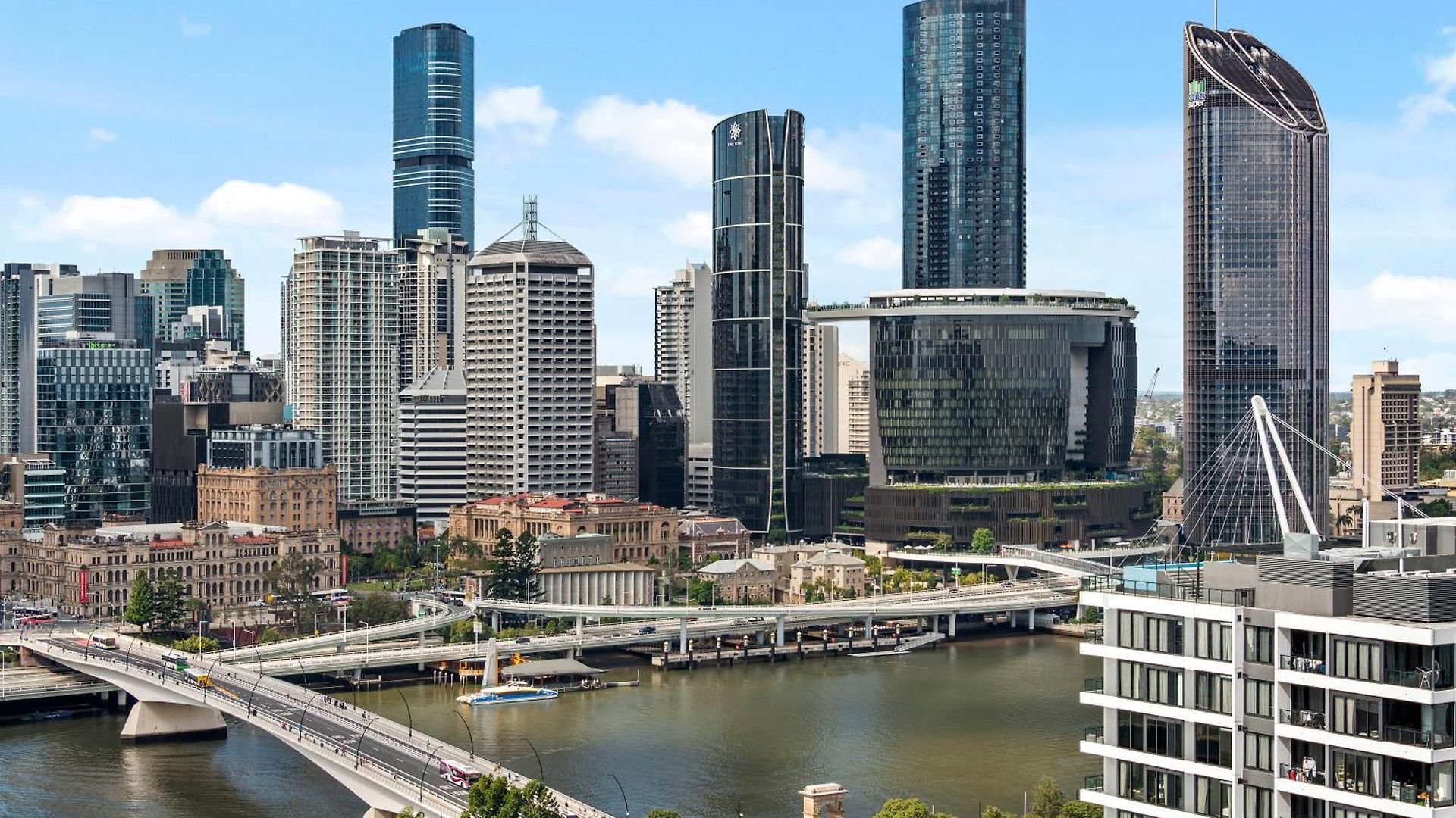 Stunning & River Views With Parking & Pool Apartment *
