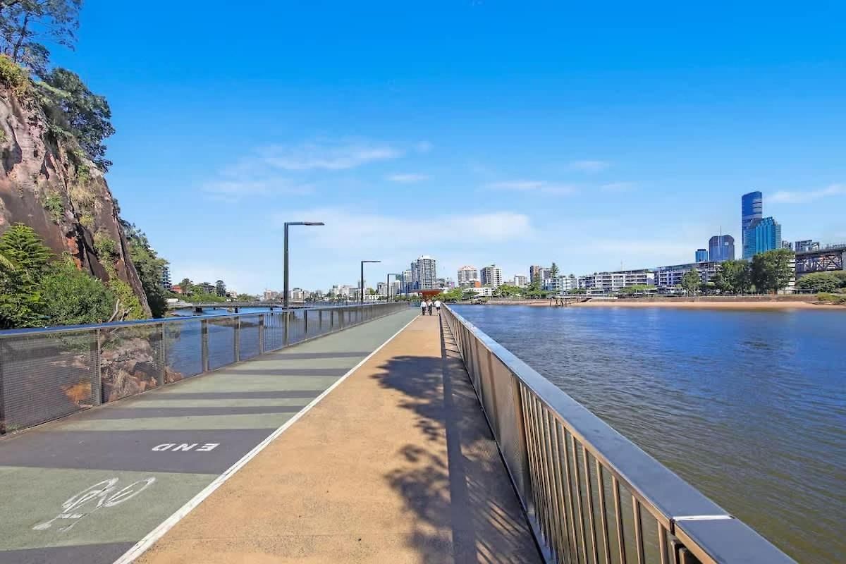Modern 2br In Cbd Free Parking And Pool Apartment