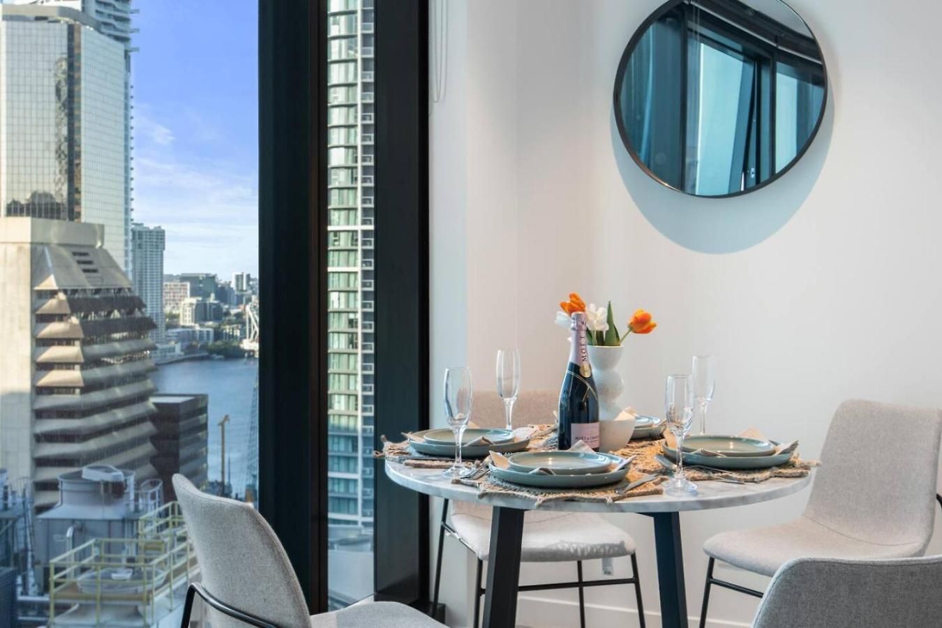 Sky Tower Elegance Balcony Gym Pool And Cbd Access Apartment *