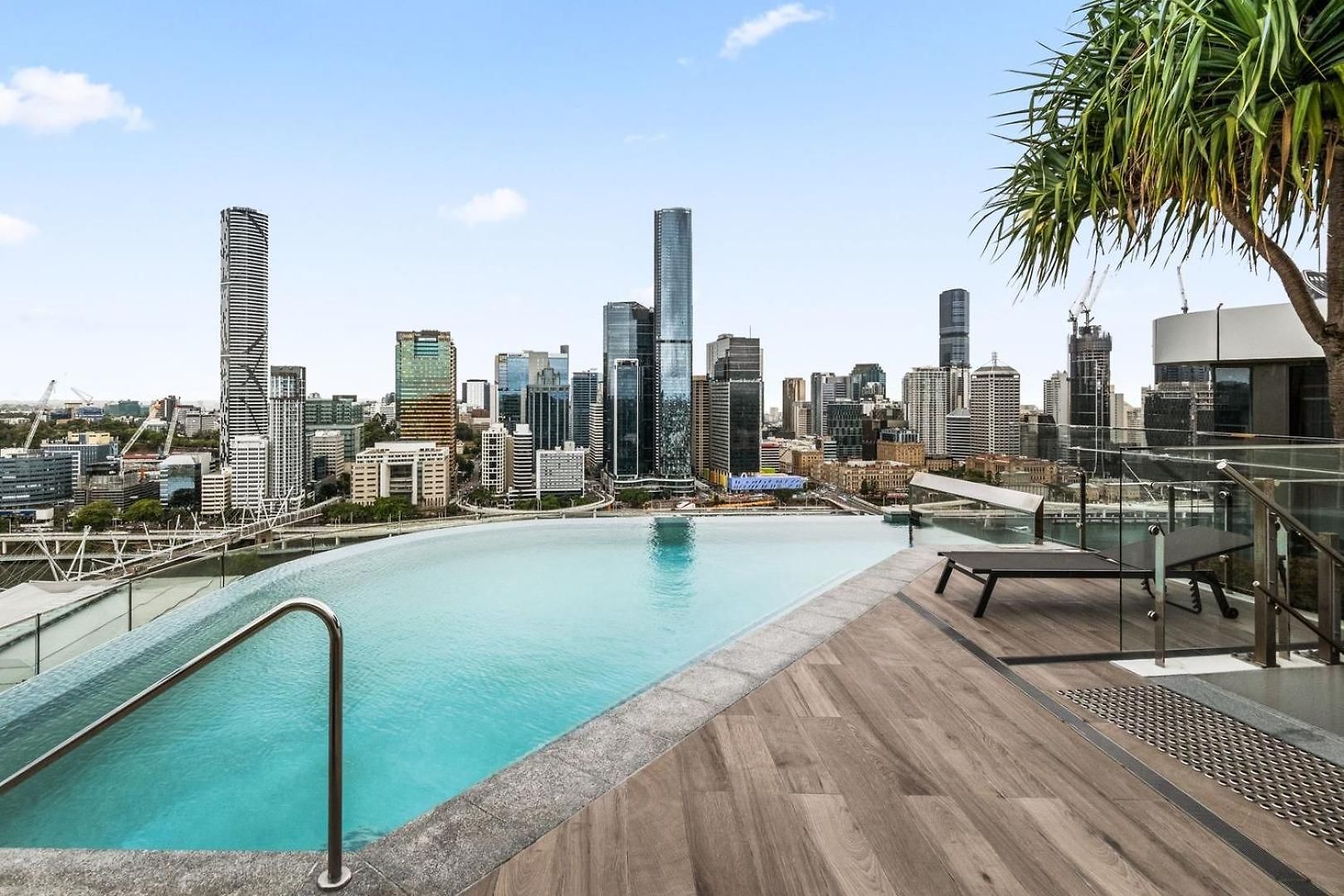 Stunning & River Views With Parking & Pool