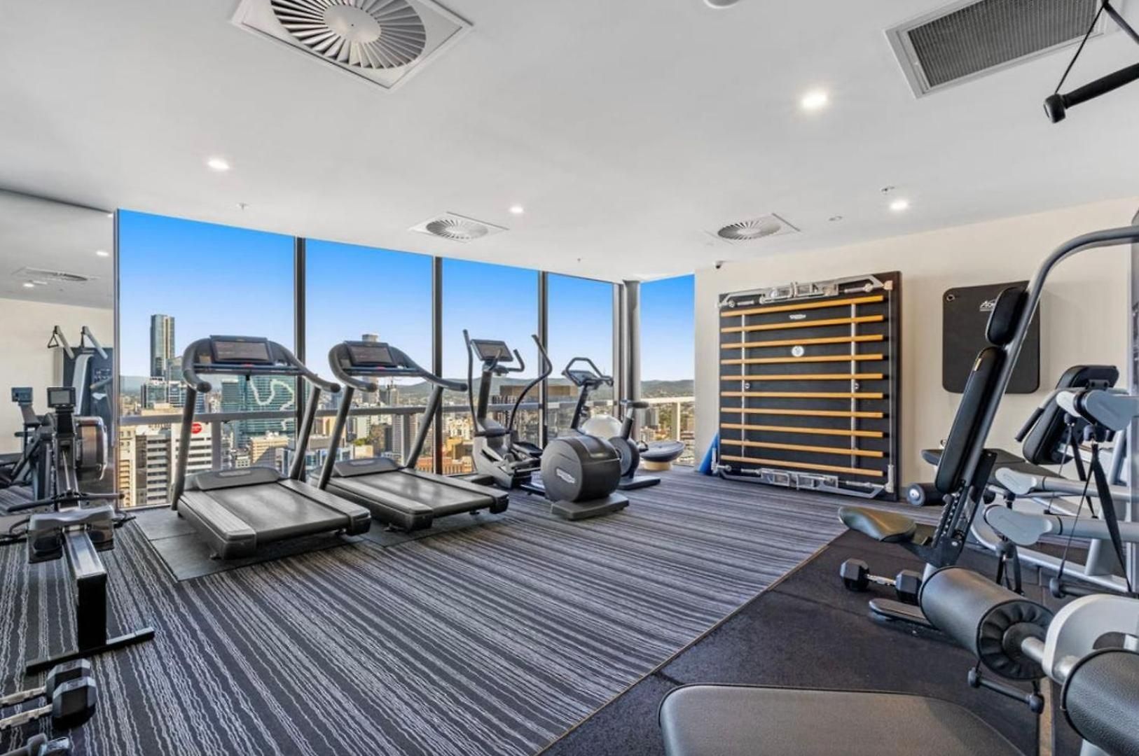 Center 1br With Views, Parking And 5 Star Rooftop Pool