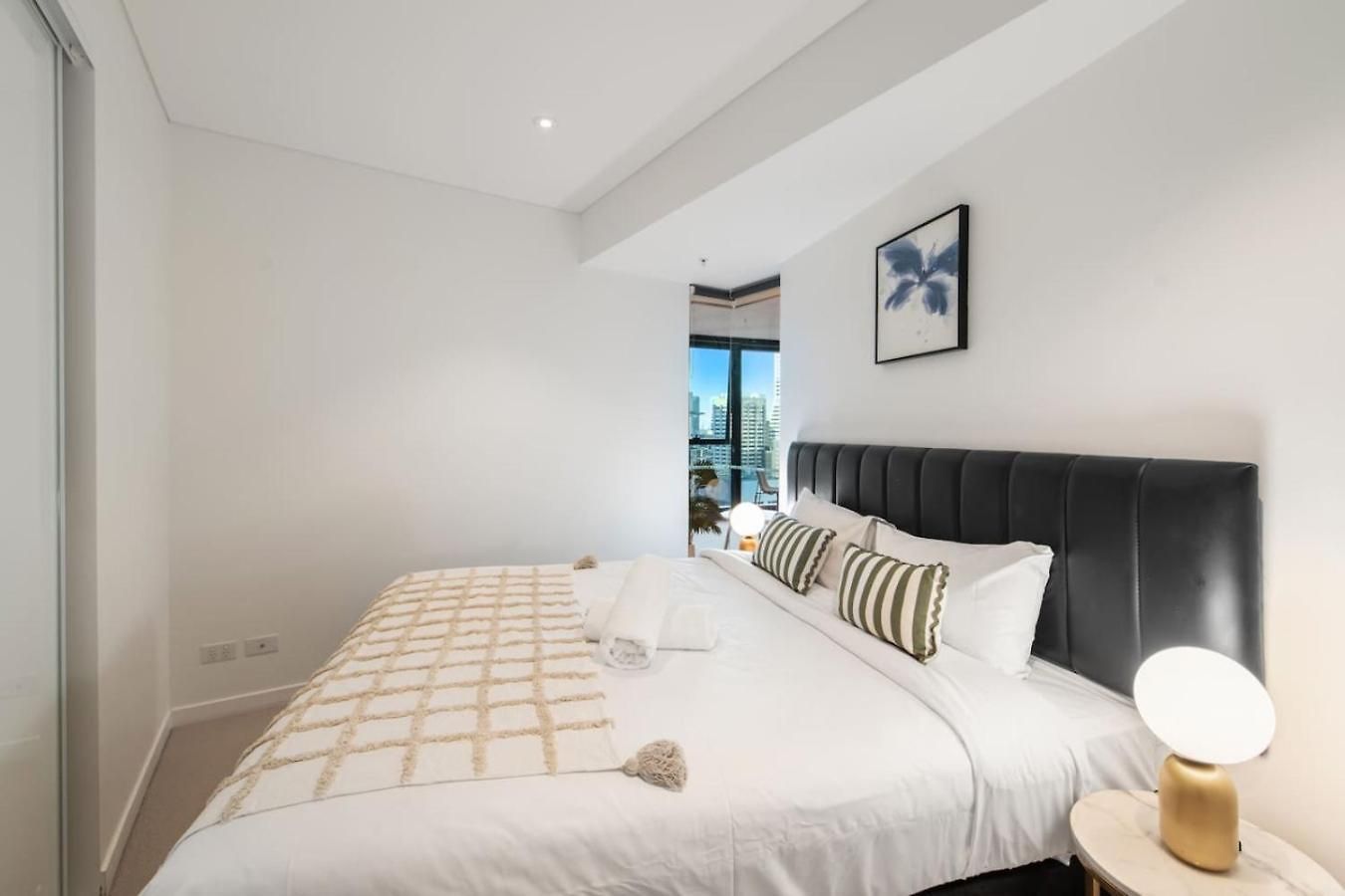 Apartment Sky Tower Elegance Balcony Gym Pool And Cbd Access Brisbane