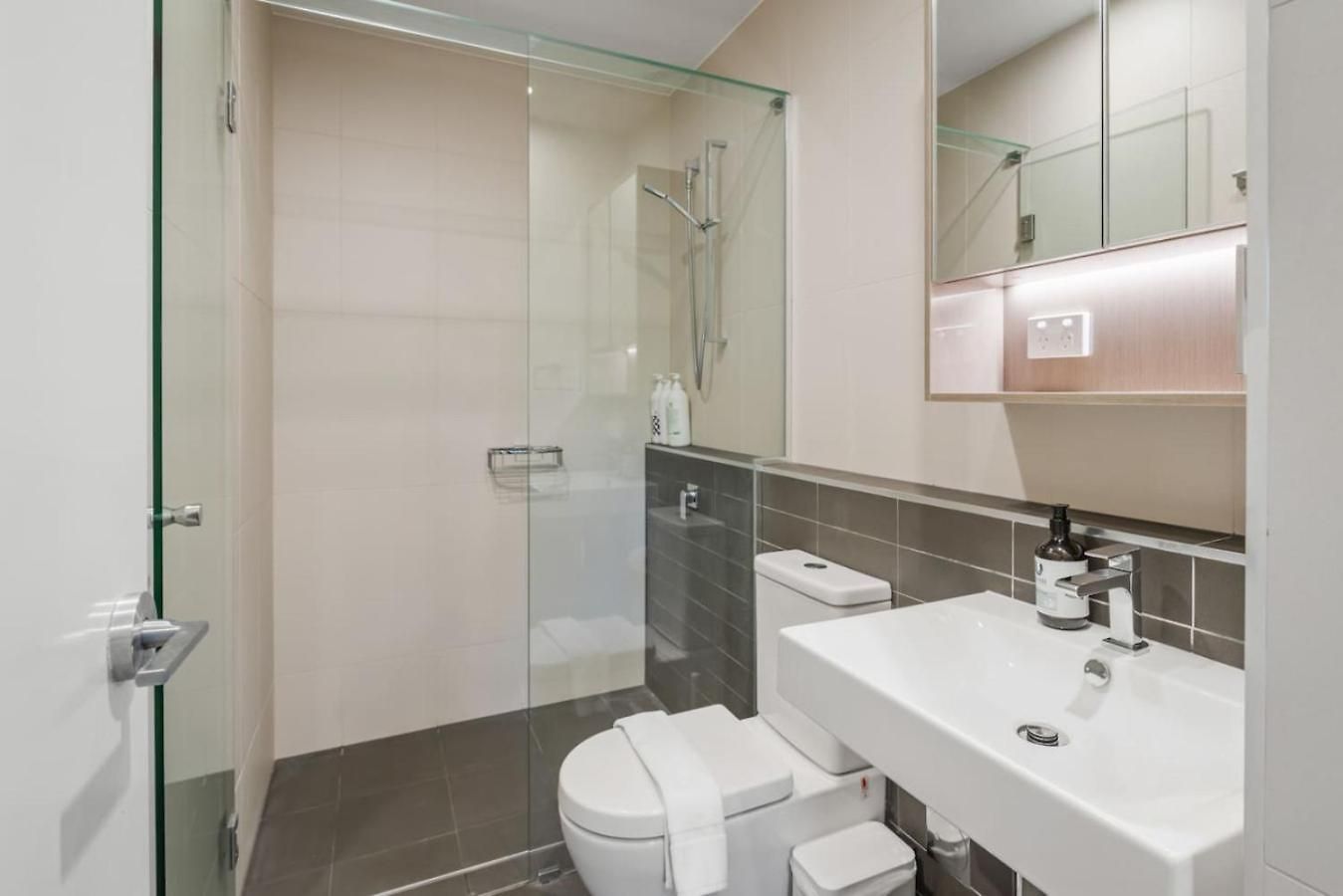 Stylish Escape 2 Ensuites Balcony Near Shops *