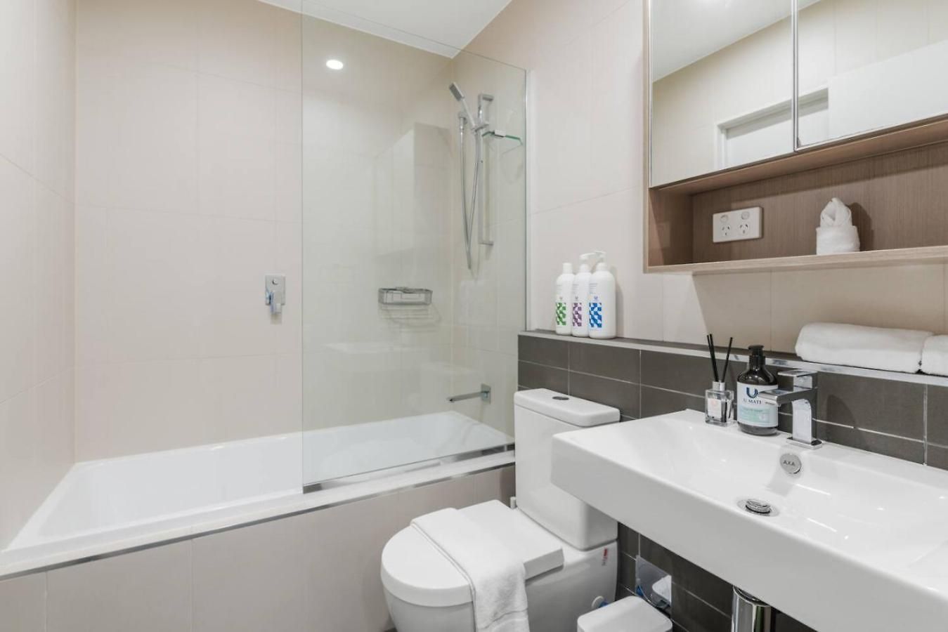 Apartment Stylish Escape 2 Ensuites Balcony Near Shops *