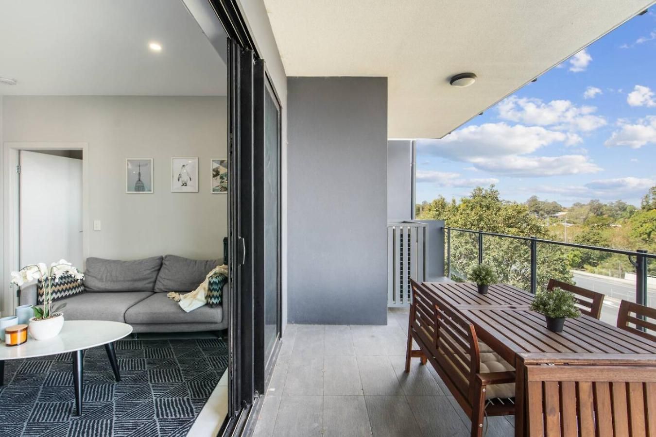 Stylish With Balcony Easy Access To Everywhere Brisbane
