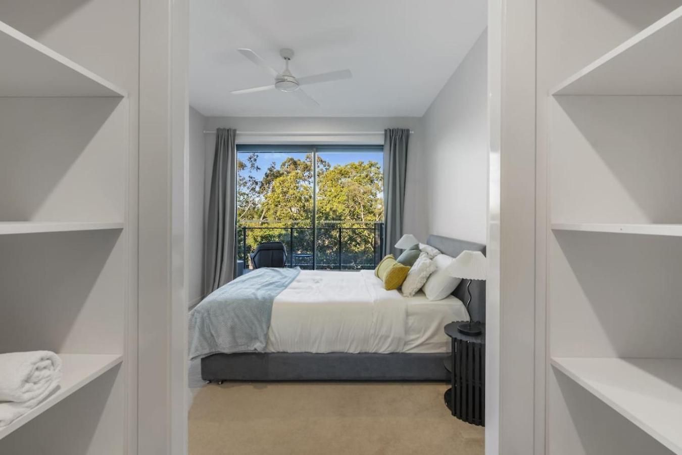 Stylish Escape 2 Ensuites Balcony Near Shops Brisbane
