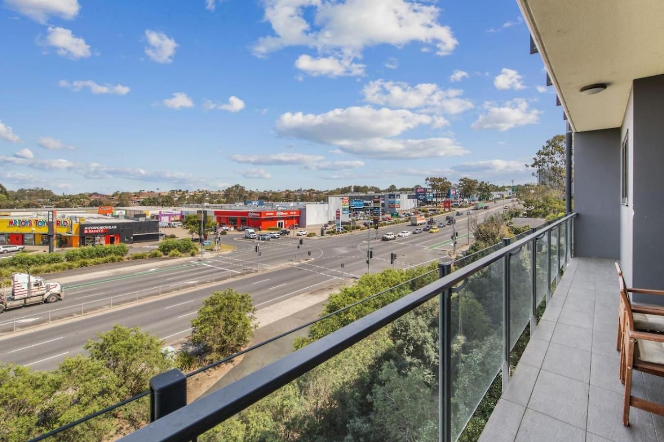 Stylish With Balcony Easy Access To Everywhere *