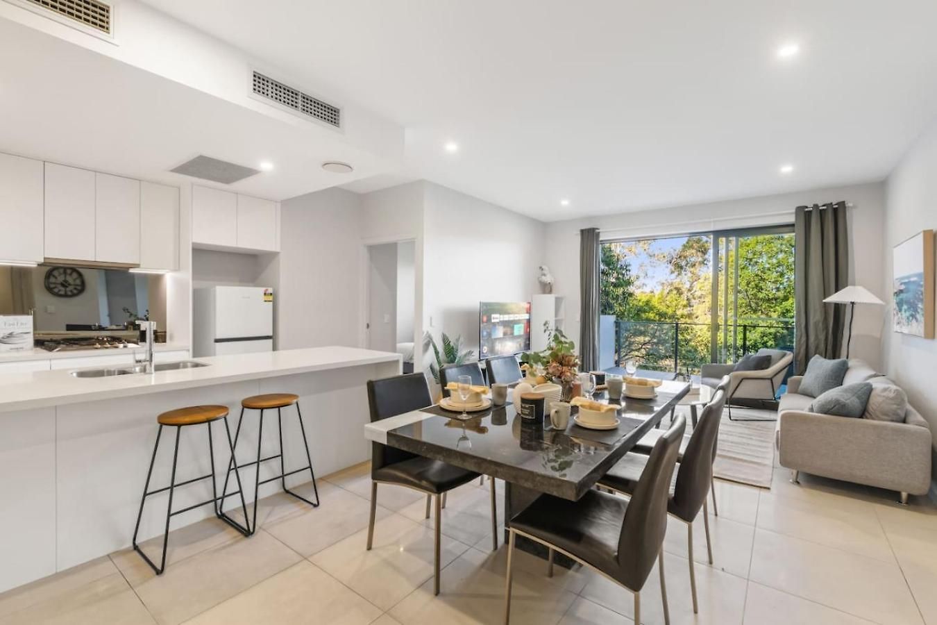 Apartment Stylish Escape 2 Ensuites Balcony Near Shops *