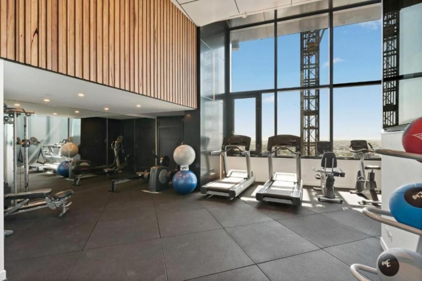 Apartment Sky Tower Elegance Balcony Gym Pool And Cbd Access