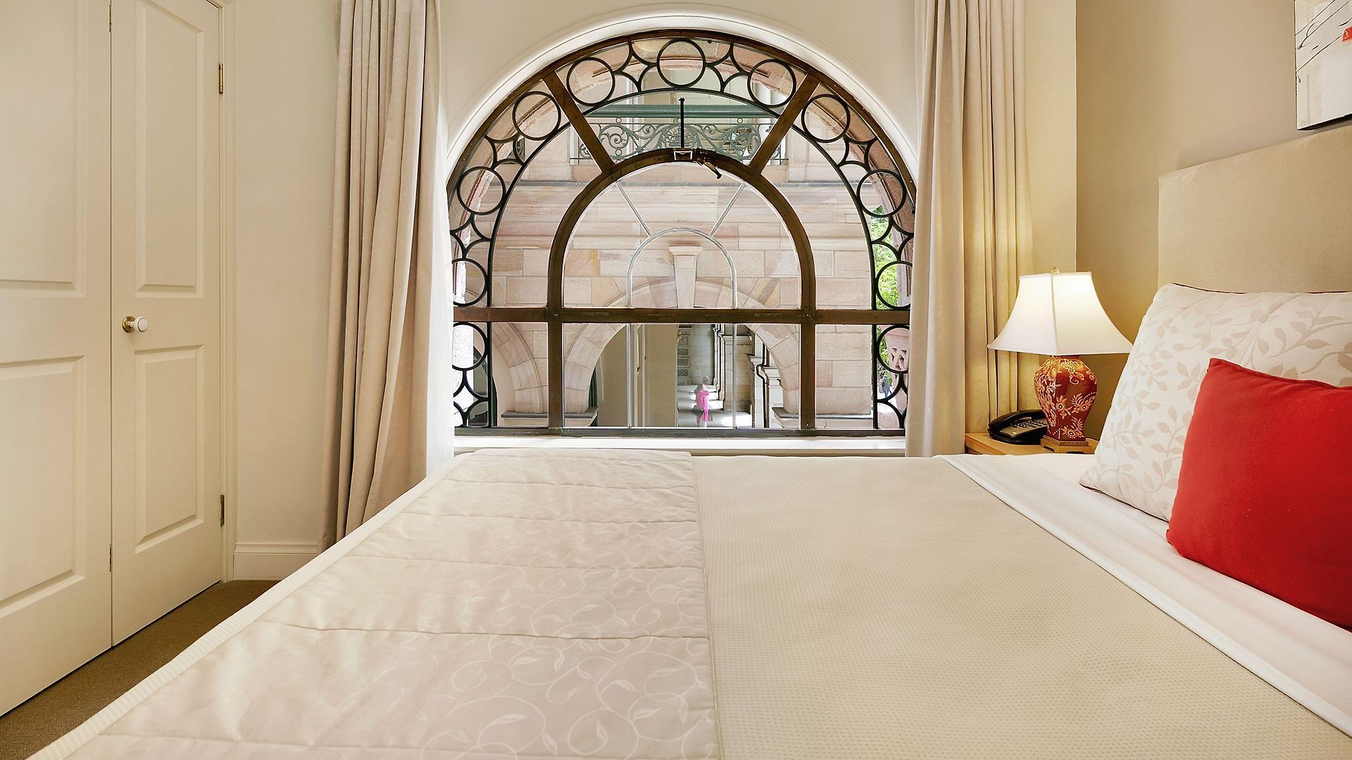 Manor Aparthotel 4*