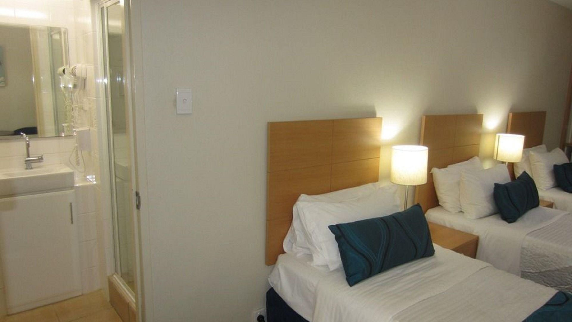 Western Airport 85 Motel 4*