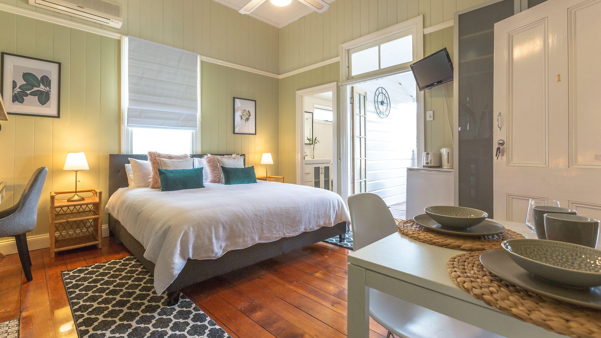Bed & Breakfast 99 Kirkland Brisbane