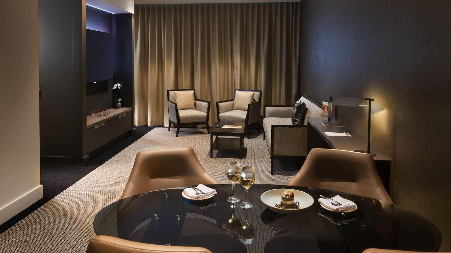 Pullman Airport Hotel 5*