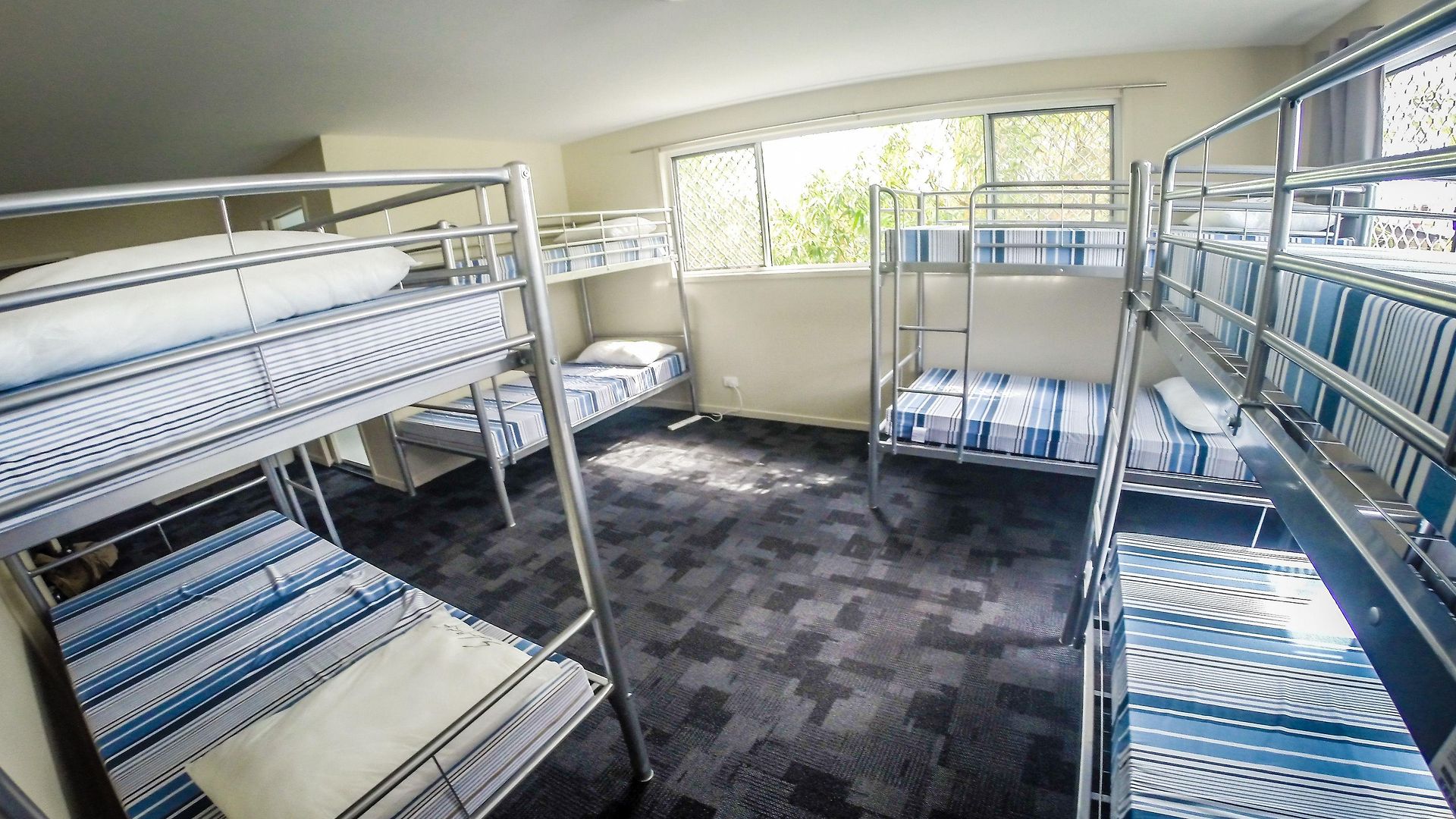 Somewhere To Backpackers Hostel Brisbane