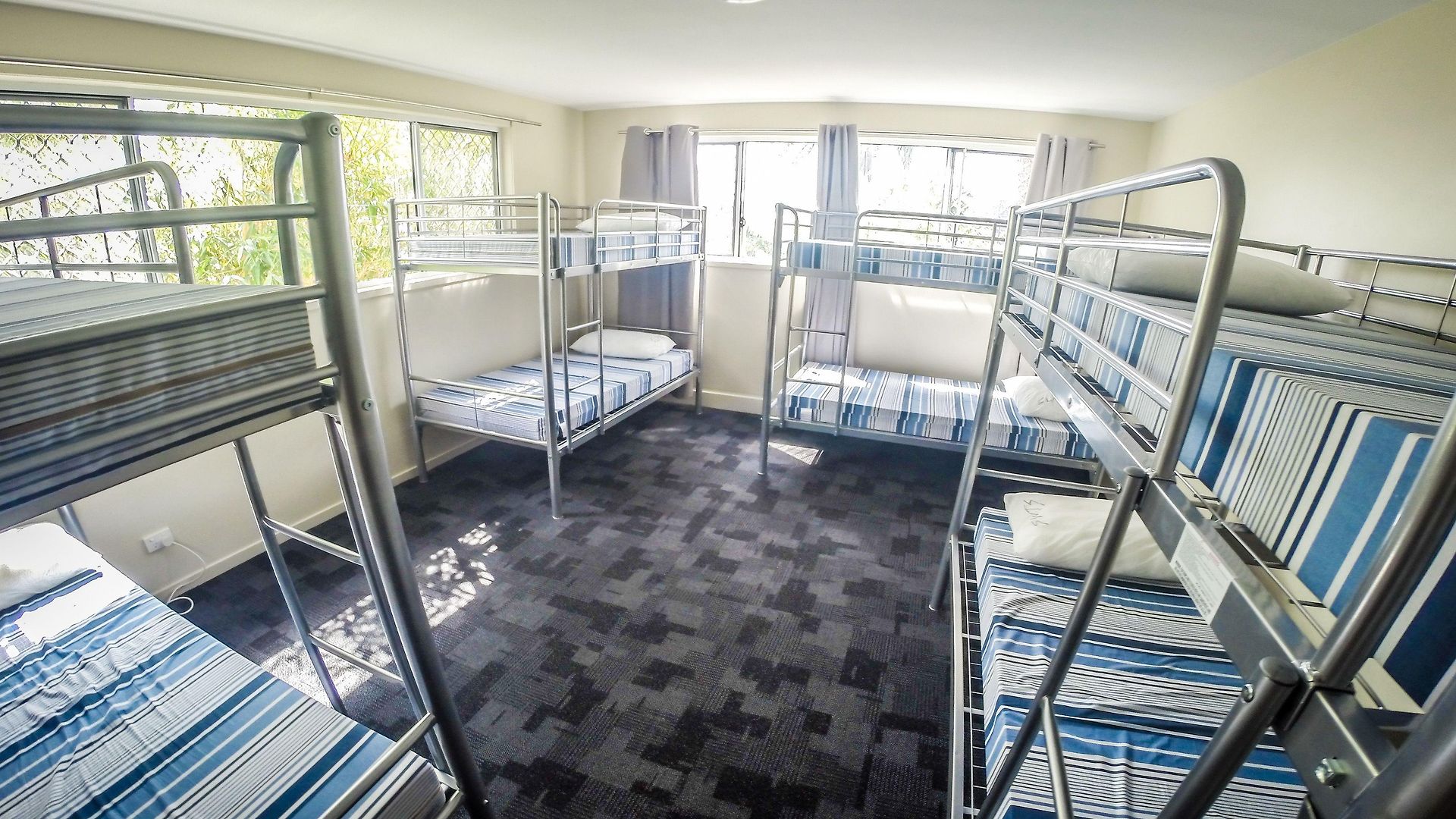 Somewhere To Backpackers Hostel Brisbane