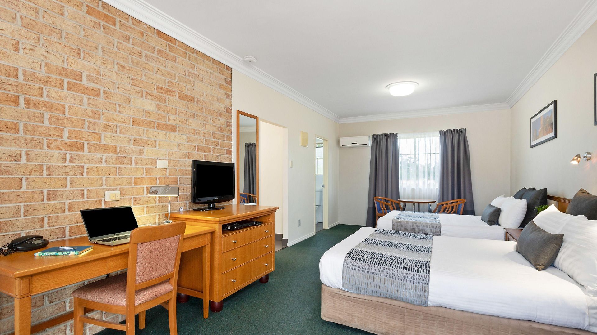 Coopers Colonial Motel