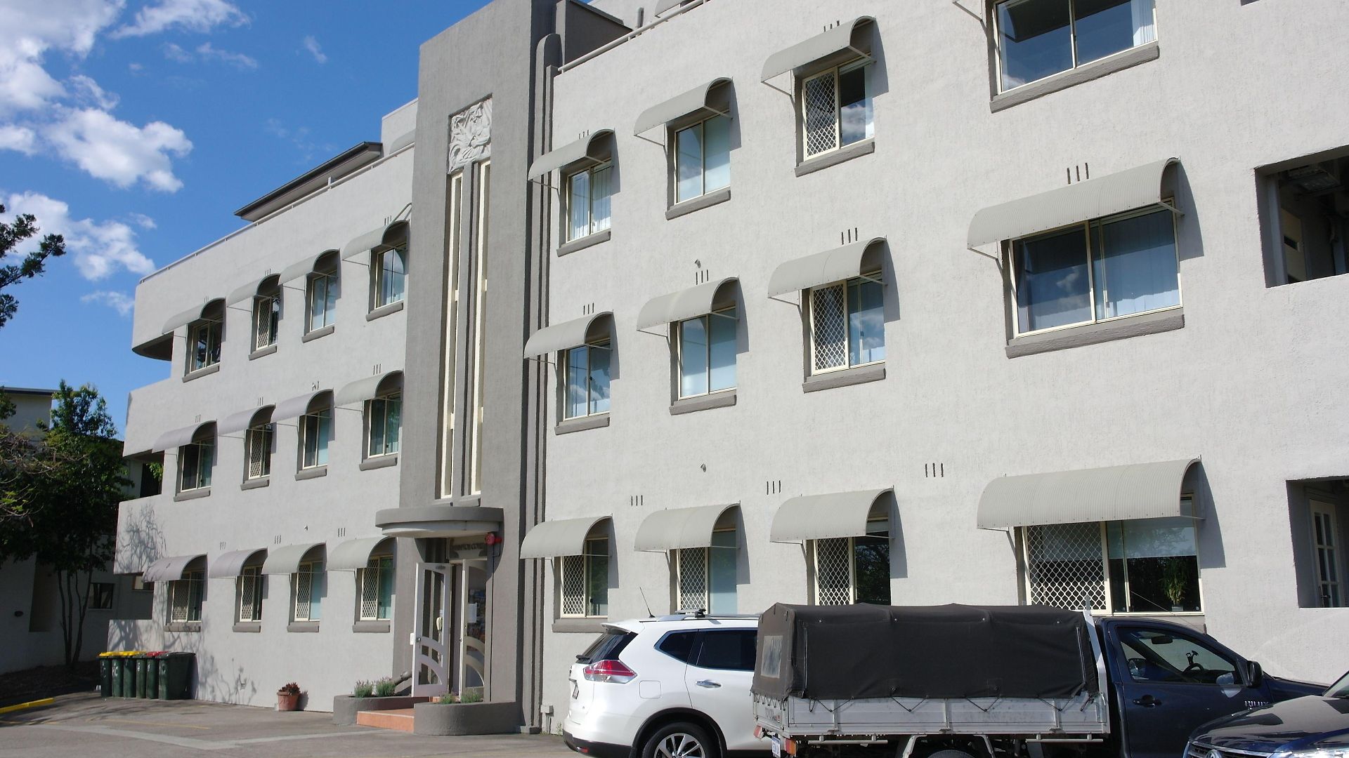 Hampton Court Aparthotel 4*