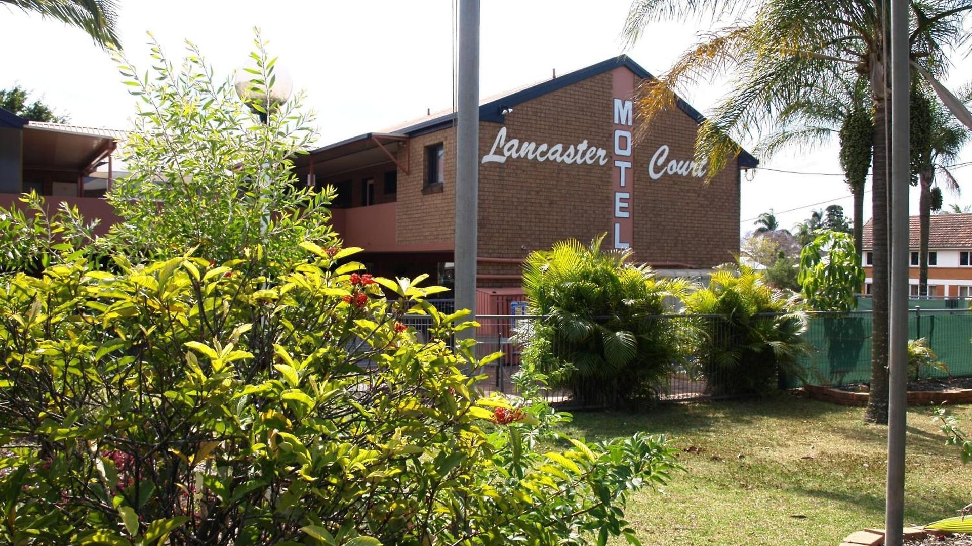 Lancaster Court Motel 4*