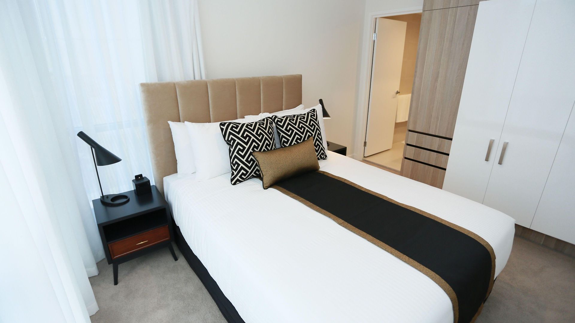 Hotel Alex Perry &