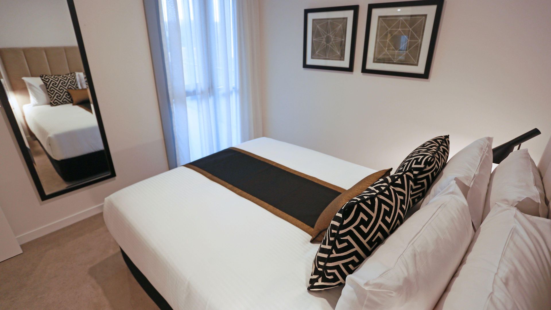 Alex Perry & Hotel 4*