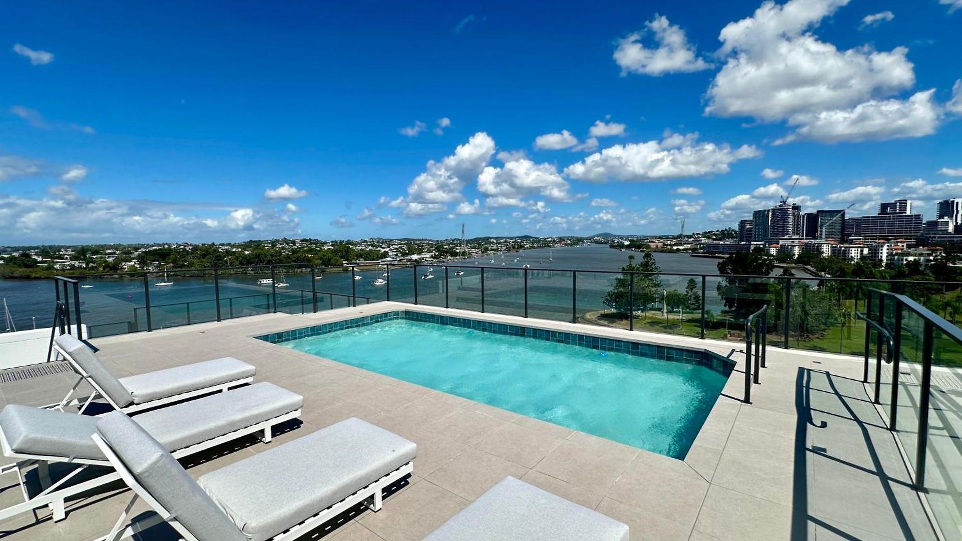 Apartment New With River View & Parking *