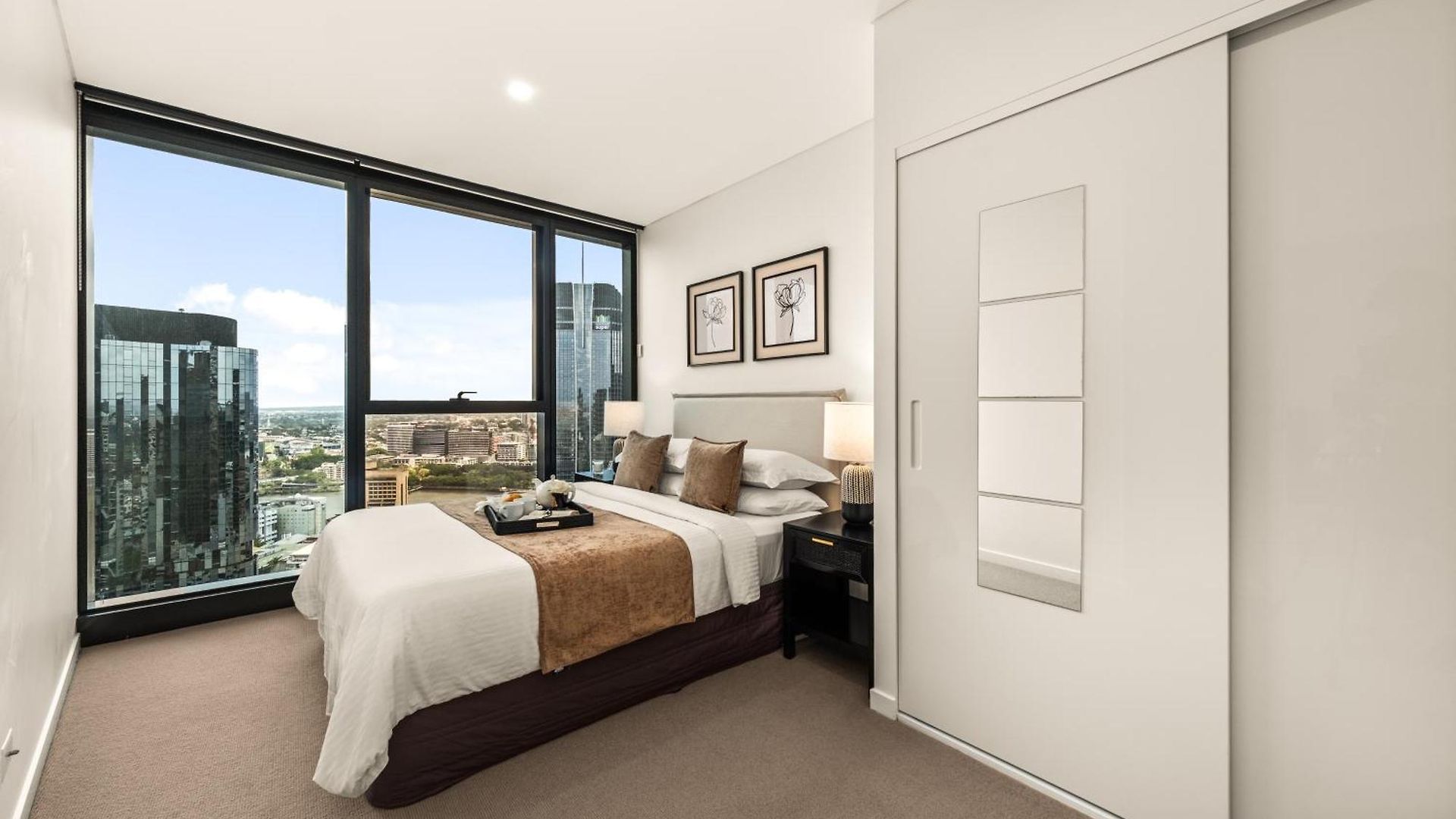 Luxe Living In The Sky Apartment *
