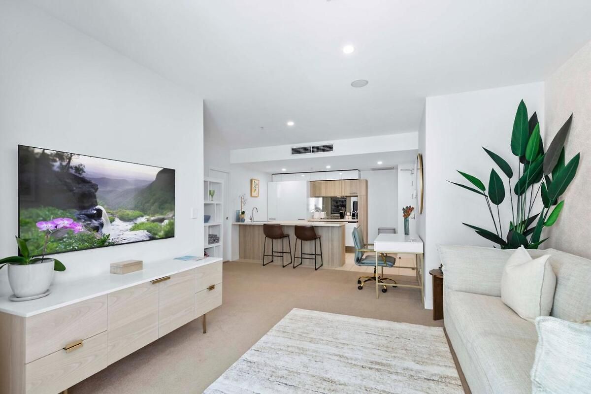 Poolside At 28 Luxe Newstead Work-relax-play Apartment *