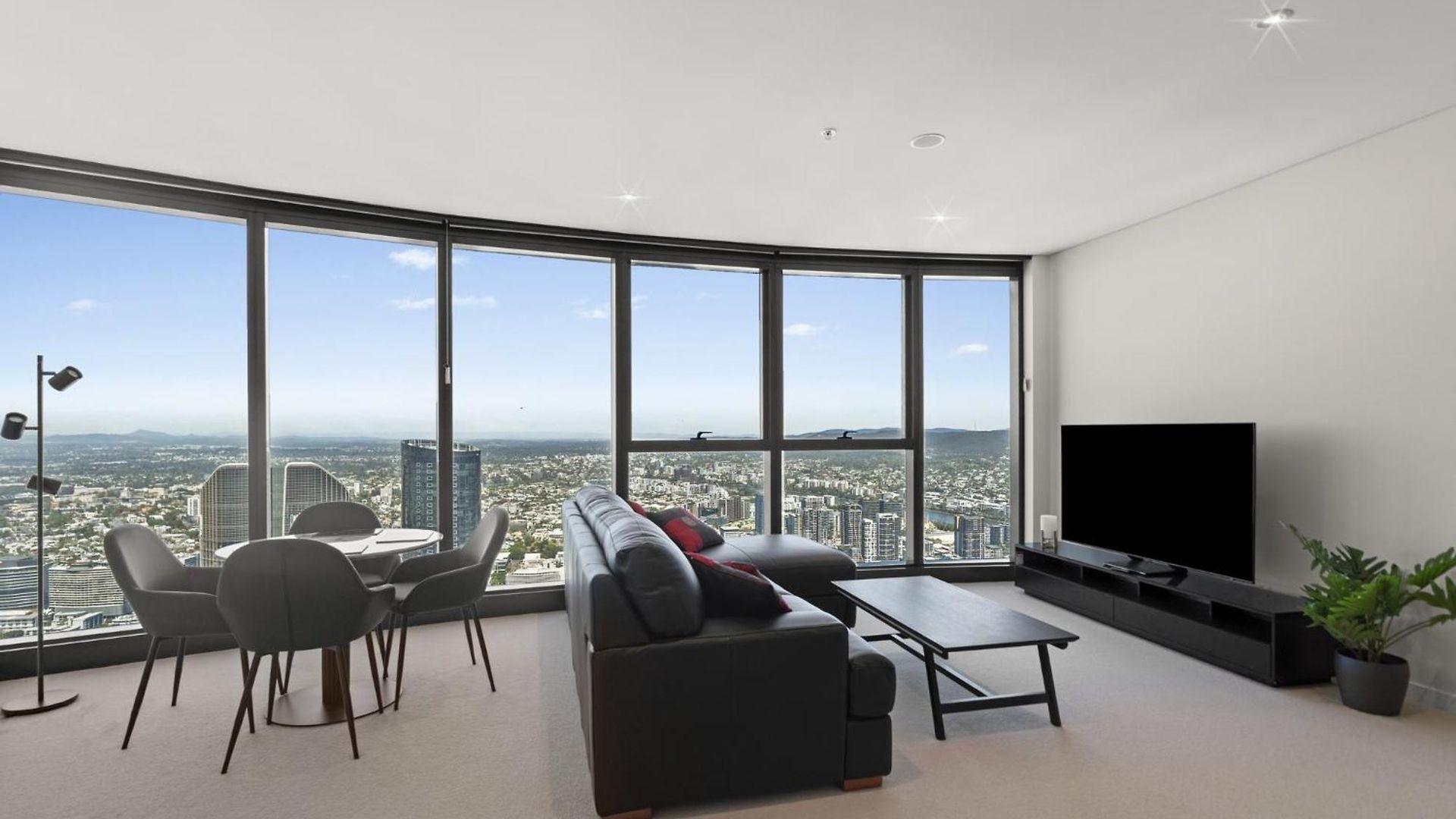 Panoramic Views & High-rise Pool And Gym *