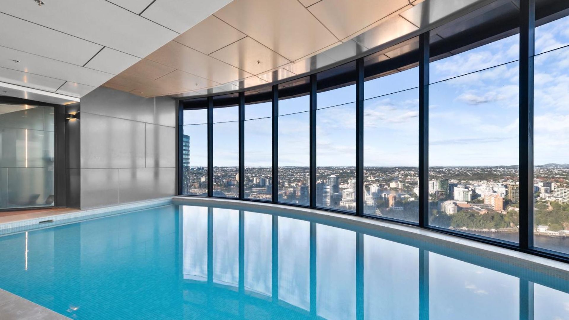 Apartment Panoramic Views & High-rise Pool And Gym